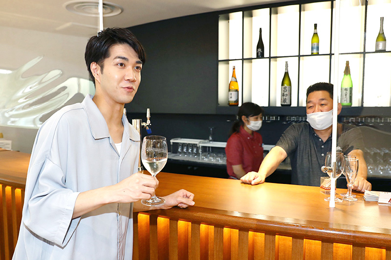 「醸蔵」では香りを堪能できるようワイングラスで日本酒が提供される＝長岡市摂田屋４