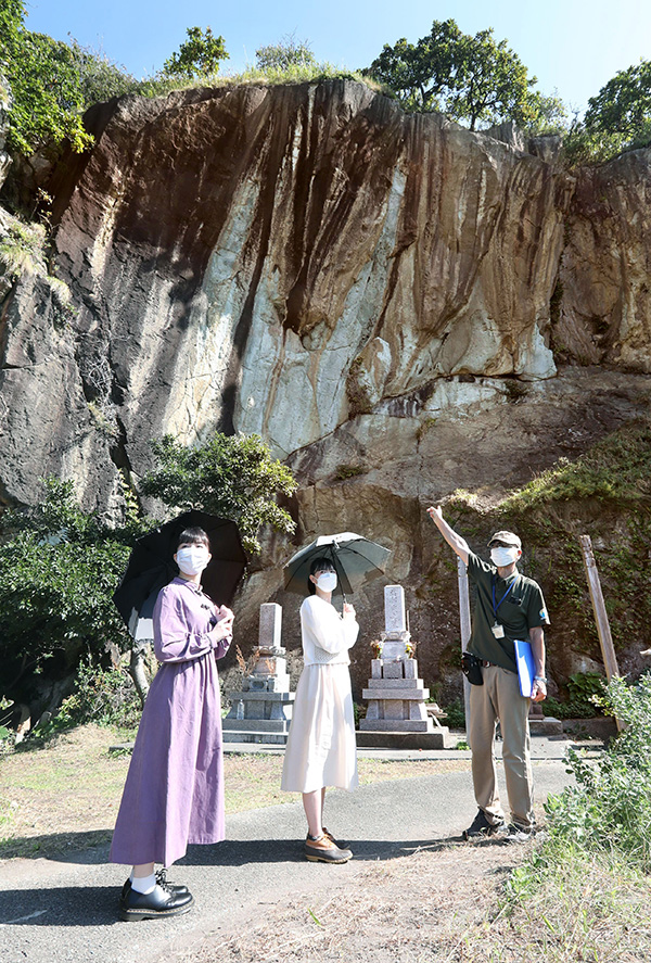 高い岩壁が波音を反響させる岩谷口の響岩。しばらく足を止め、やさしい波音に聞き入った＝佐渡市岩谷口
