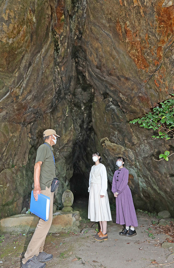 波によって削られてできた岩谷口の海食洞。奥には竜が訪れたという「竜眼の池」がある＝佐渡市岩谷口