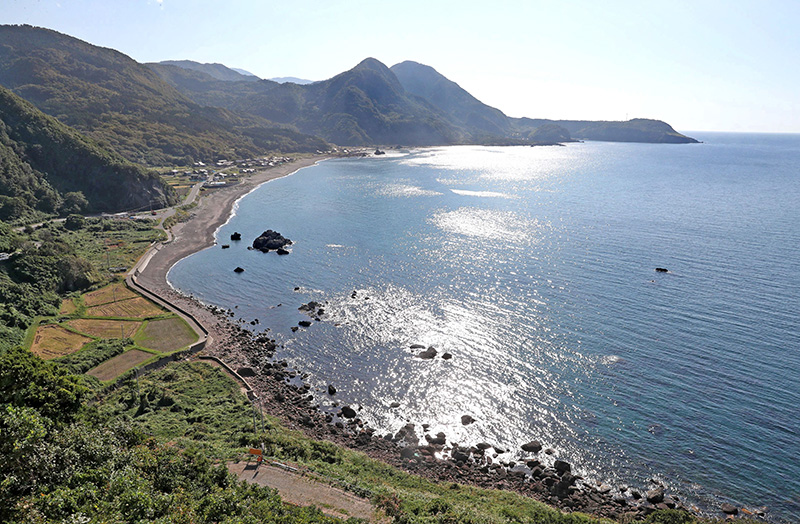 外海府南部の海岸線を一望できる跳坂からの眺め。美しい海と壮大な山の景色が広がる＝佐渡市岩谷口