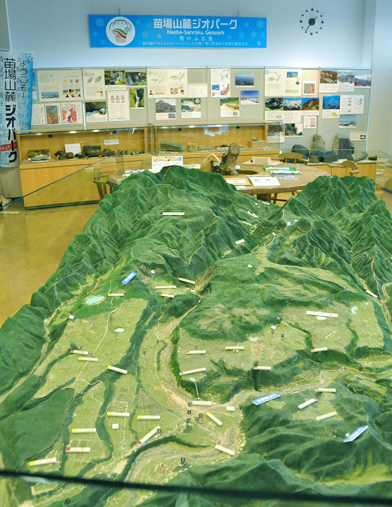 ジオパークの拠点施設「なじょもん」。ジオラマの展示やモデルコースが記されたサイトマップを配布。アンギン編みや勾玉（まがたま）作りなど様々な体験も行える