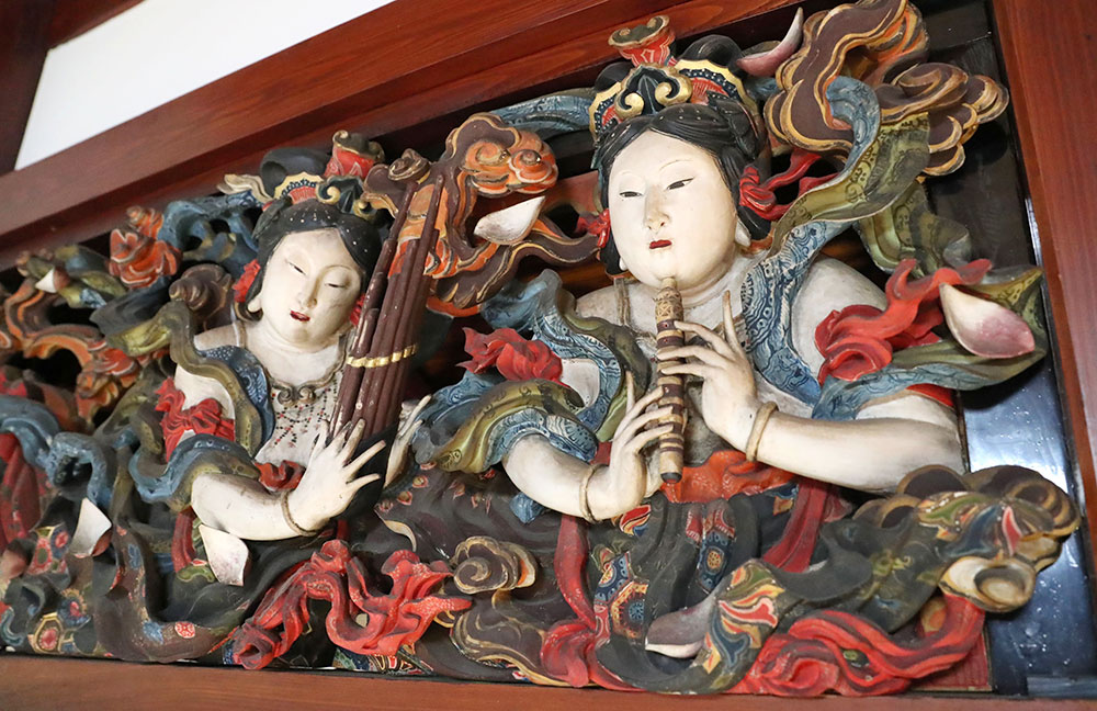 永林寺の本堂の欄間にある天女の彫刻。高い技術で華麗な姿を浮かび上がらせている