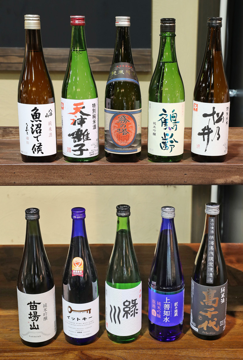 魚沼エリア１０酒蔵の地酒がそろう「ぽんしゅ館　越後湯沢駅店」＝湯沢町
