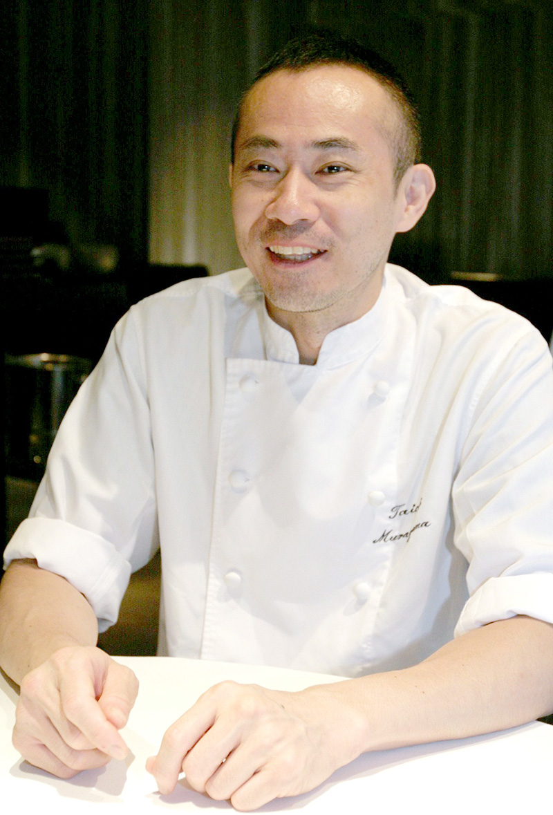 「雪国の美しい水がおいしい食材を育む」と語る村山さん＝東京都目黒区のレストラン「ラッセ」