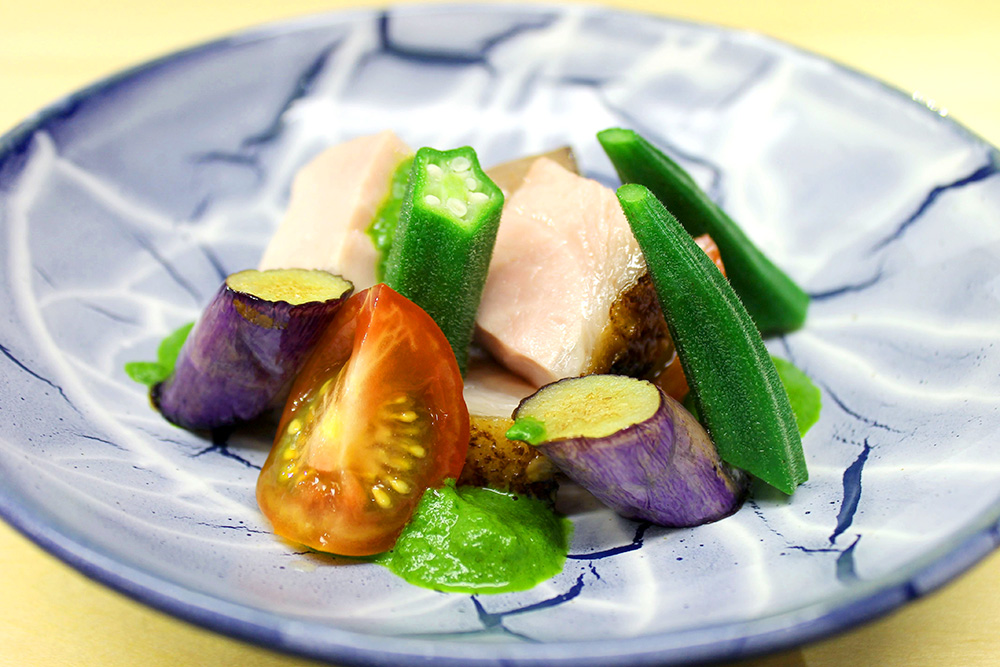 「つなんポーク」のバジルソース添え