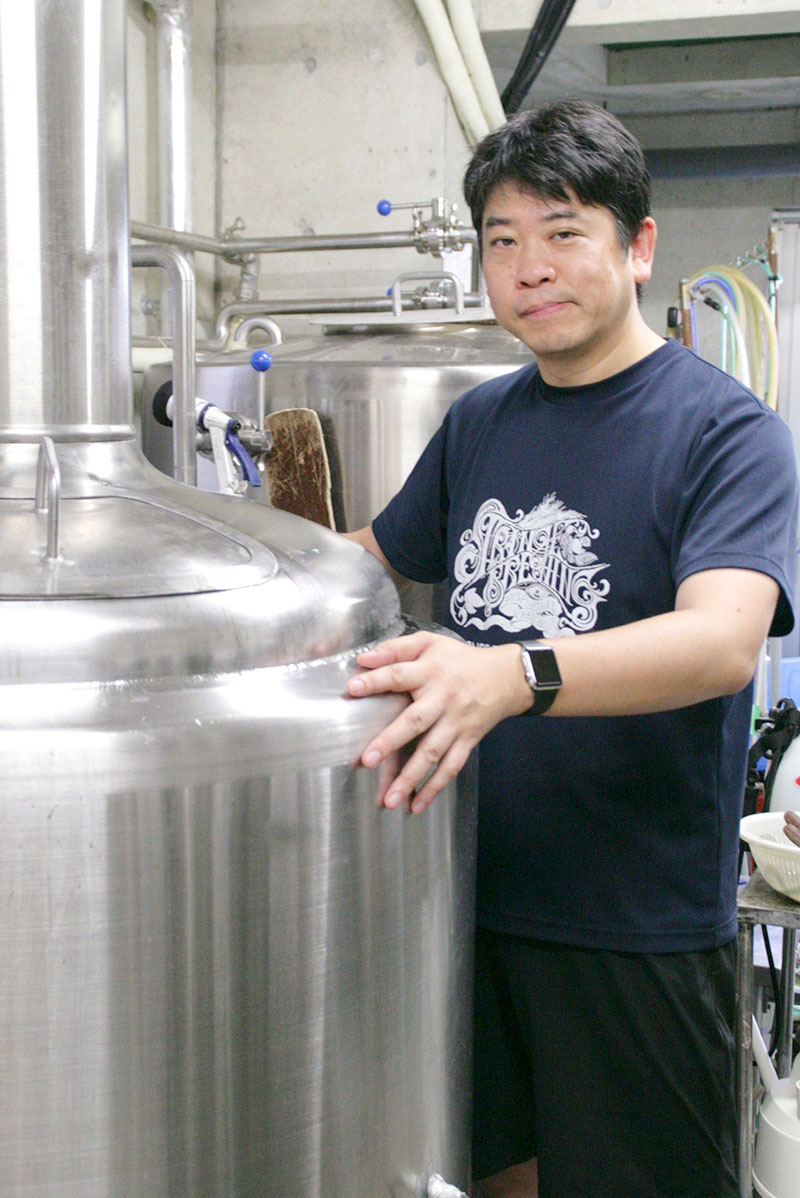 「新鮮な酵母を自社培養し、クオリティの高いビール作りを目指す」と語る佐藤さん＝南魚沼市黒土新田