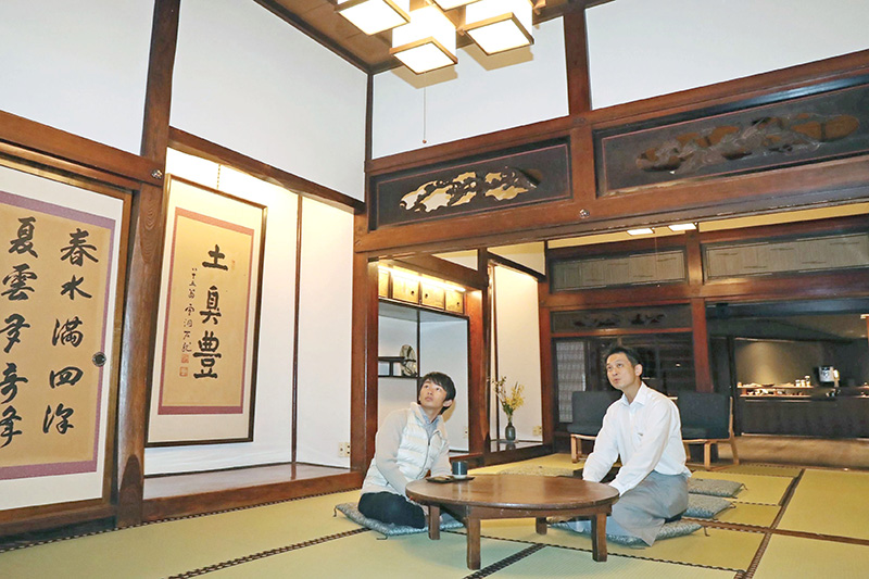 宿泊先ｒｙｕｇｏｎの「幽鳥の間」でくつろぐ加藤さん＝南魚沼市坂戸