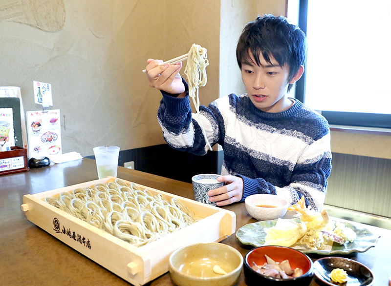 小嶋屋総本店で、美しく盛られたへぎそばを味わう加藤さん＝十日町市中屋敷