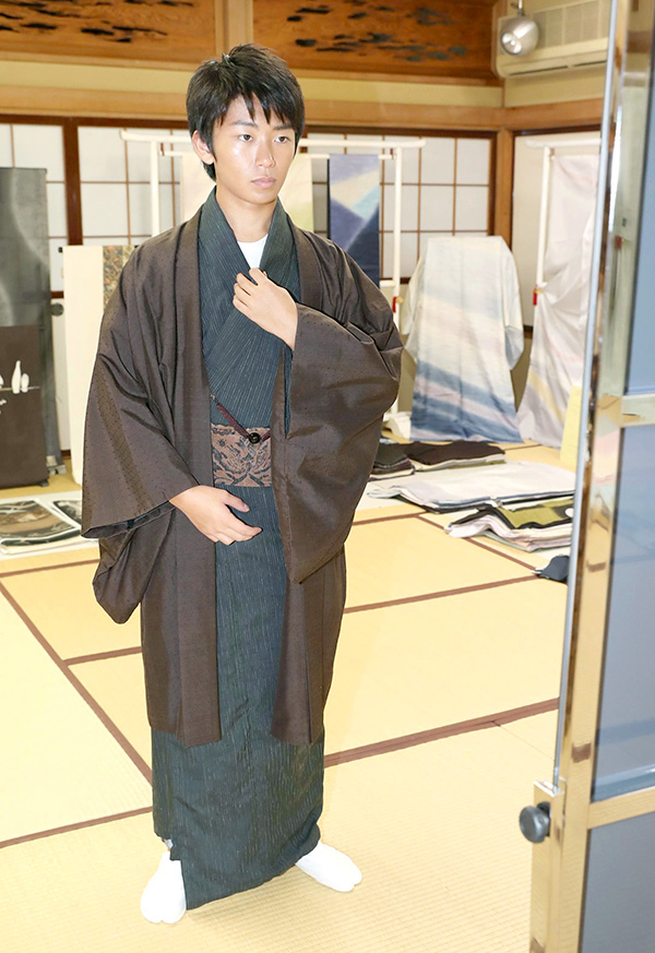着物姿の加藤さん。幼いころから時代劇に出演していたとあって着慣れた様子だ＝十日町市栄町