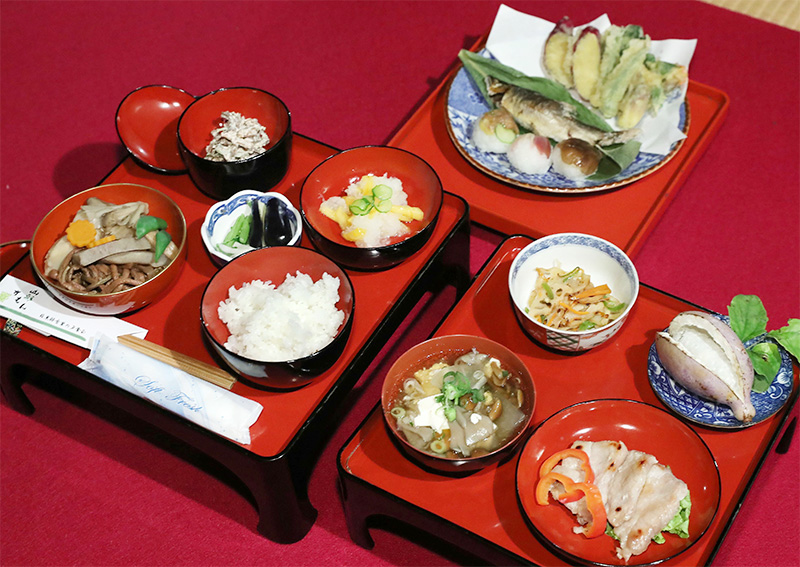加藤さんが味わった料理。地元の秋の幸を使った地産地消のメニューだ