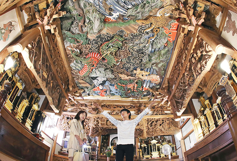 「西福寺開山堂の天井に広がる石川雲蝶の作品＝魚沼市大浦
