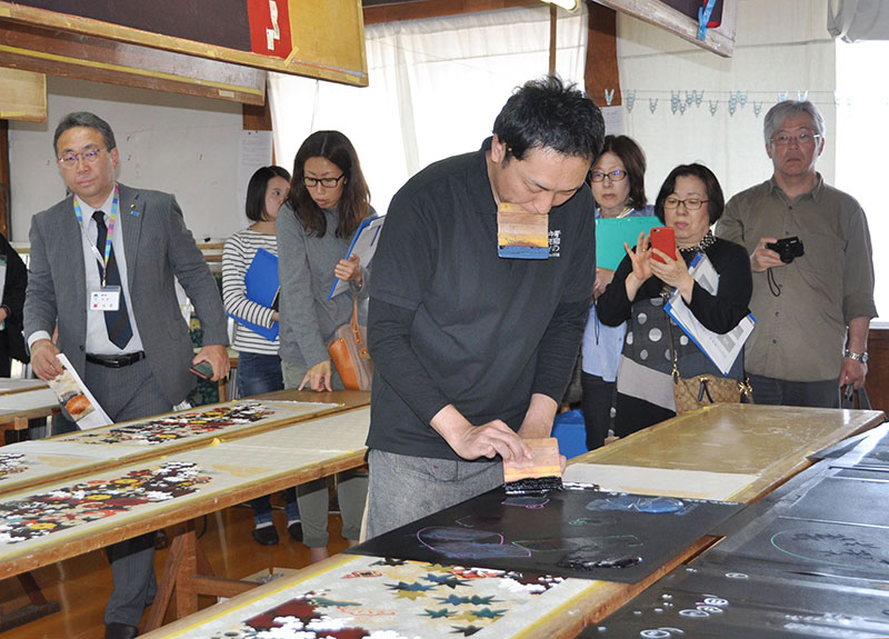 「きものごったく」で着物の染色作業を見学する参加者＝５月、十日町市の「青柳」明石工房