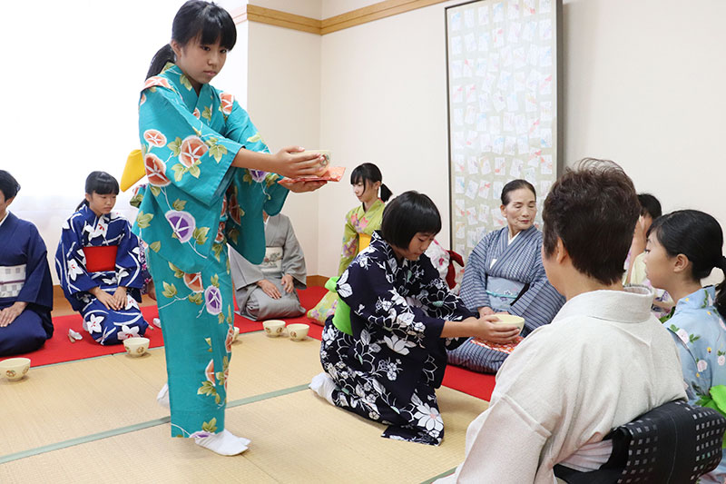 「わかむらさき」でお茶会の作法を学ぶ十日町小の児童。６年生の着物姿にあこがれる下級生も多いという＝９月、十日町小