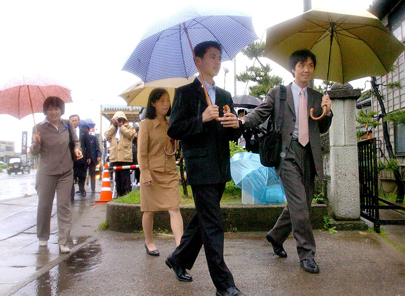 第２回日朝首脳会談を受け、約１年半ぶりに娘と息子との再会を果たし、ともに柏崎市の実家に入る蓮池薫さん（右端）、祐木子さん（左端）夫妻＝２００４年５月２３日、柏崎市