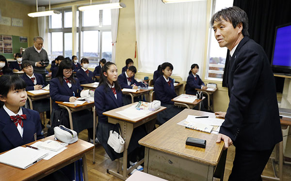 中学校の特別授業で、拉致体験などについて語る蓮池薫さん＝東京都立川市