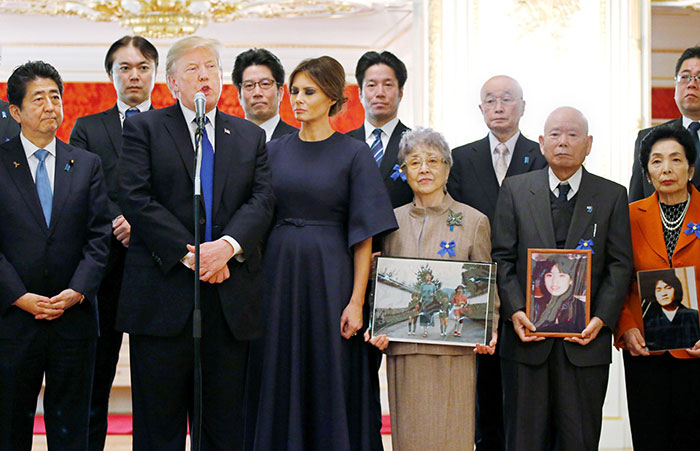 来日したトランプ・アメリカ大統領と面会した横田早紀江さん（前列右から３人目）ら拉致被害者家族＝２０１７年１１月、東京