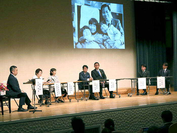 横田めぐみさんの同級生らが開いたコンサート。パネルディスカッションでは明るい笑顔の写真が映し出され、同級生が「この笑顔に会いたい」と願った＝１０月６日、新潟市中央区の県民会館