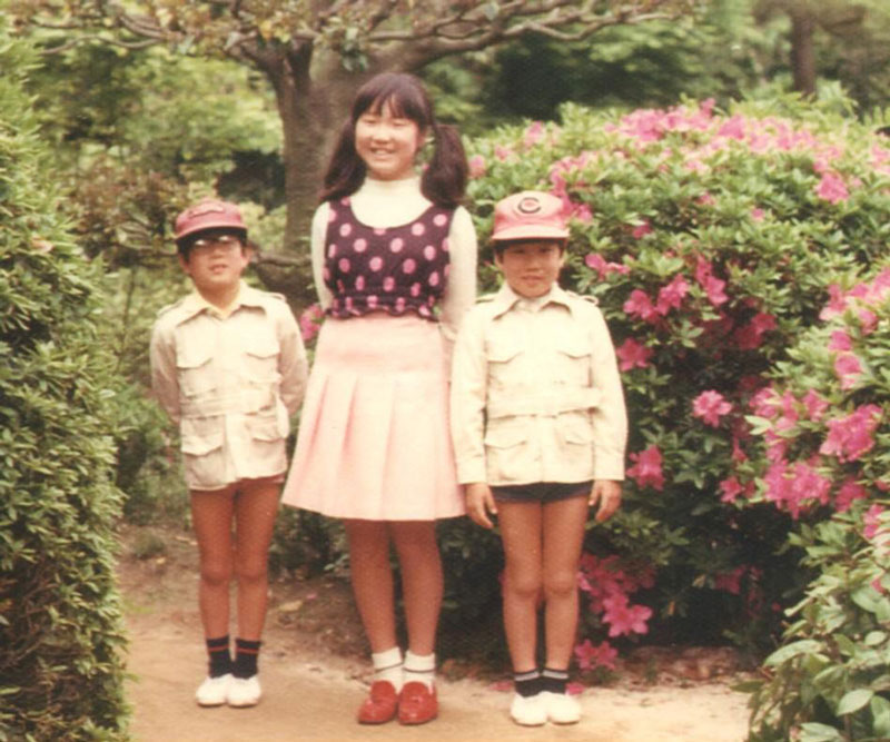 広島市に住んでいた当時、小学４年生だった横田めぐみさんと、双子の弟たちを滋さんが撮った１枚。「あの頃はよく家族であちこちにお出掛けし、本当に楽しい日々だった」と早紀江さんは述懐する