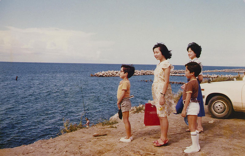 広島市から引っ越してきた新潟市で日本海を眺める横田さん一家。早紀江さんは当初、瀬戸内海に比べて「さみしい」と感じたという＝１９７６年