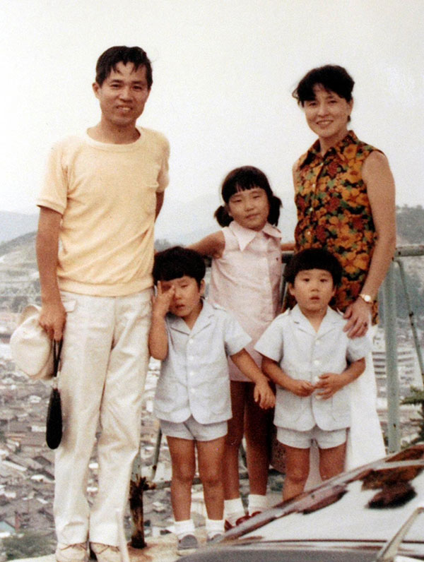 カメラ好きの滋さんがスナップを撮る機会が多かったが、珍しく家族５人がそろっている記念写真＝１９７２年、広島市